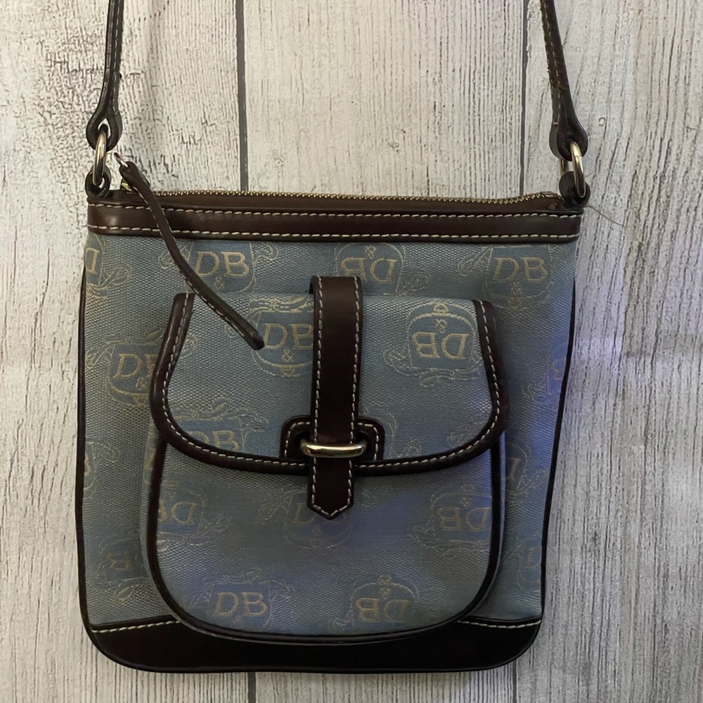 Dooney & Bourke Letter Carrier crossbody color blue.
